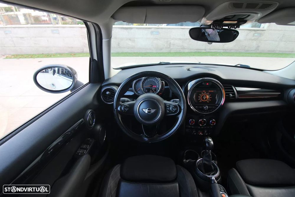 MINI 5 Portas Cooper D Auto - 19