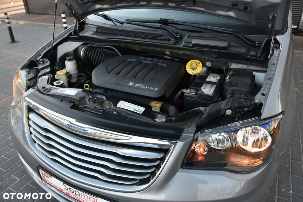 Chrysler Town & Country - 28