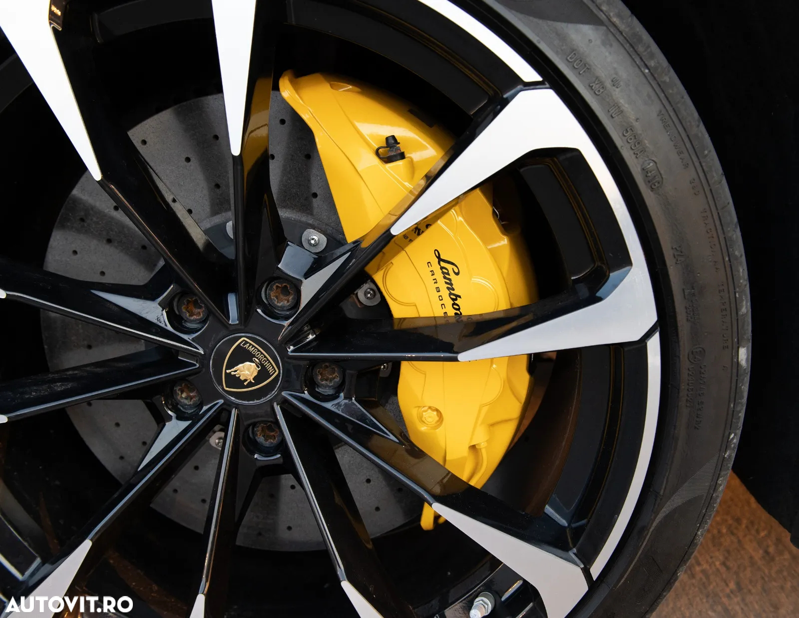 Lamborghini URUS - 37
