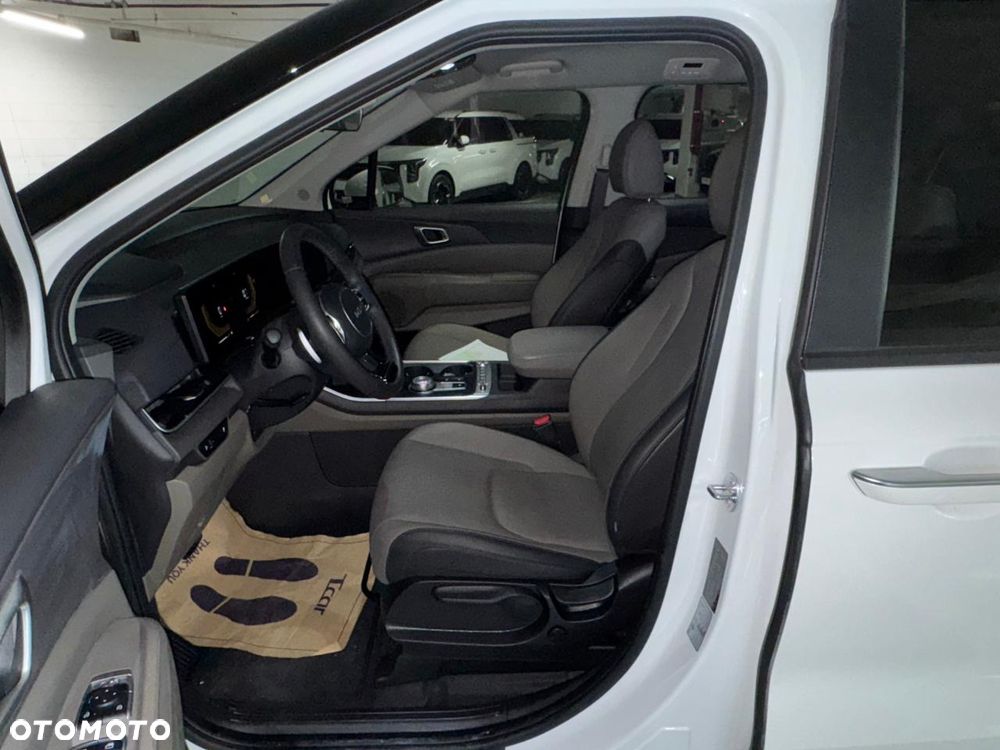 Kia Carnival - 17