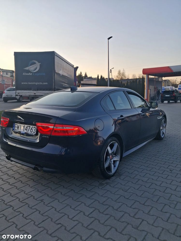 Jaguar XE 2.0 T R-Sport - 6