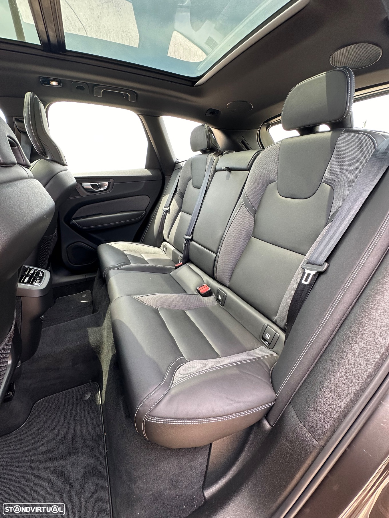 Volvo XC 60 2.0 B4 R-Design Geartronic - 17