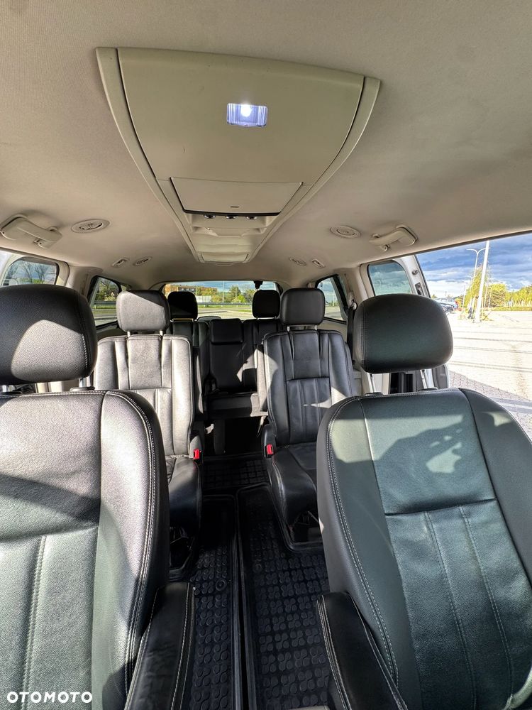 Chrysler Town & Country - 15