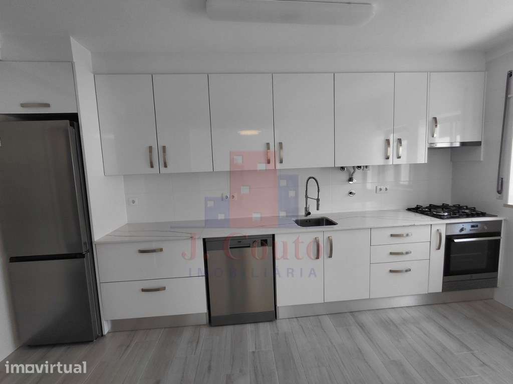 Apartamento T1 com terraço e estacionamento - Grande imagem: 2/21