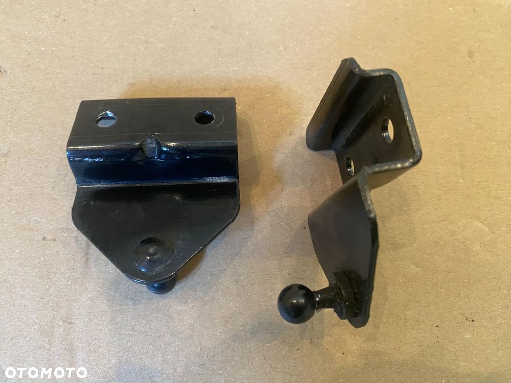 Mocowanie zaczepy siłowników klapy Microcar M.Go 2010r. - 1