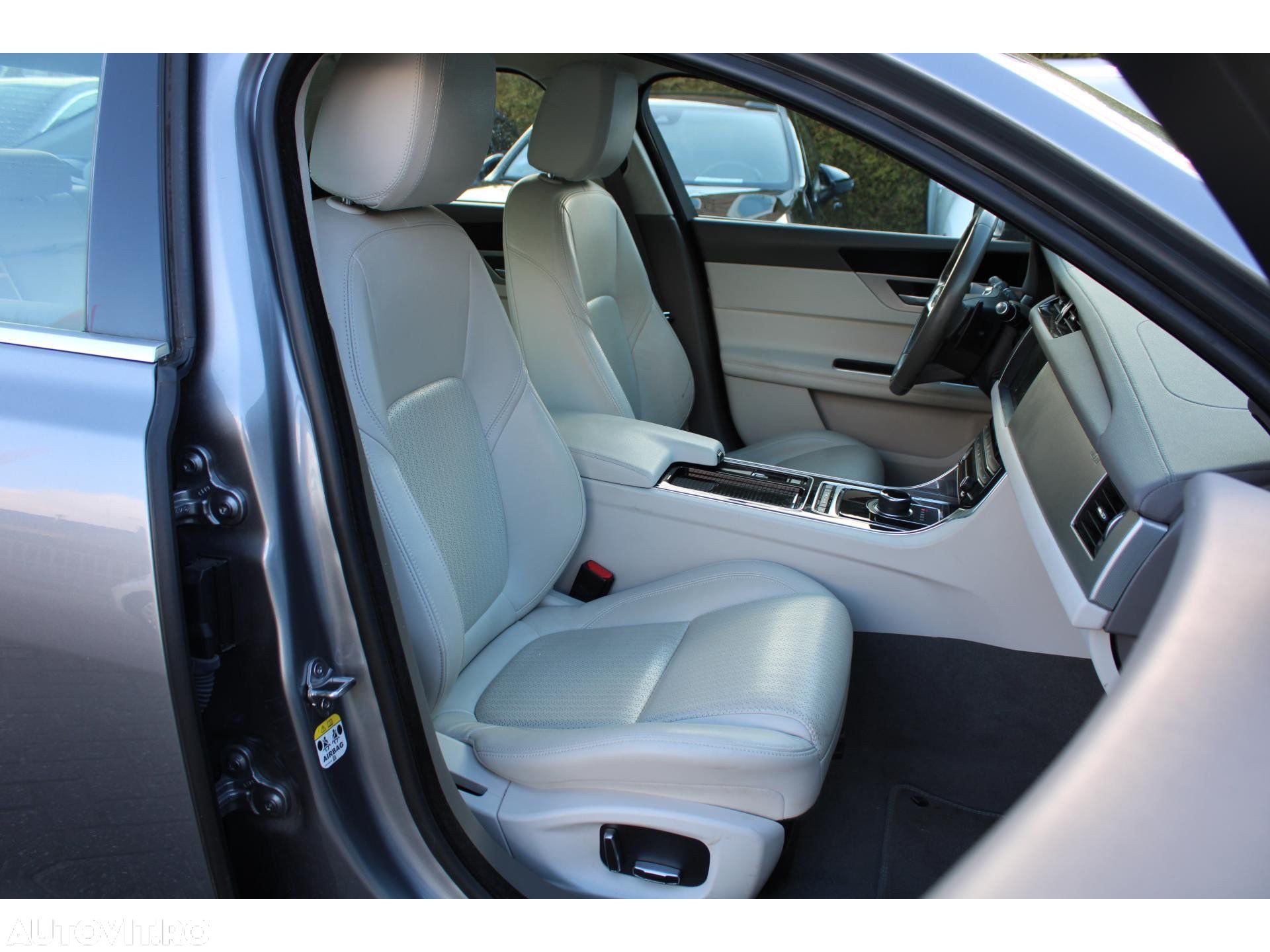 Jaguar XF 20d Aut. Prestige - 28