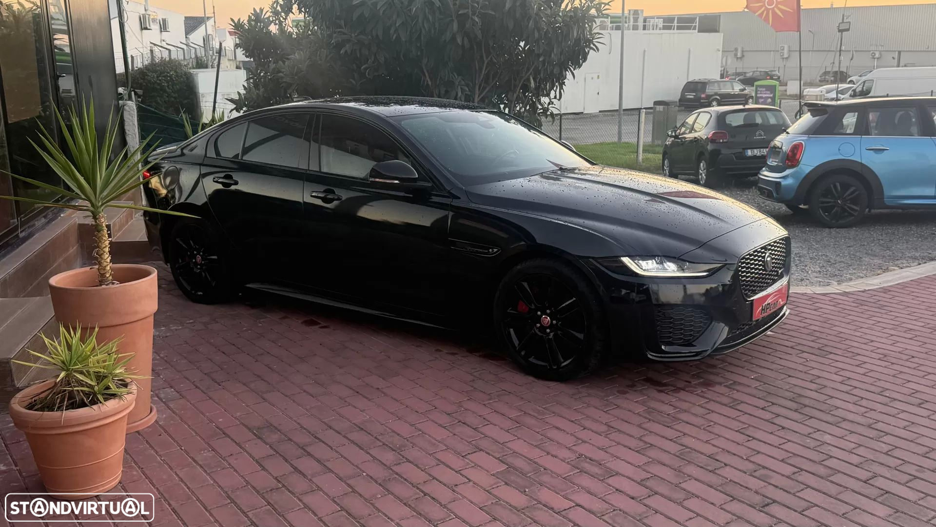 Jaguar XE 2.0 D200 R-Dynamic S - 16