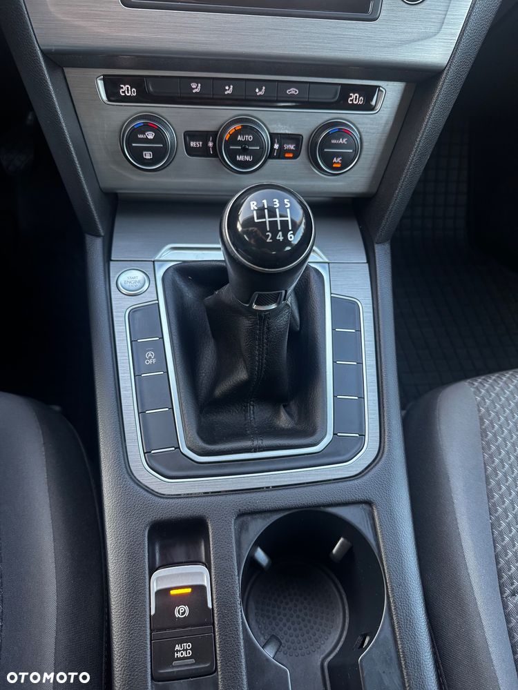 Volkswagen Passat 1.4 TSI BMT Trendline - 17
