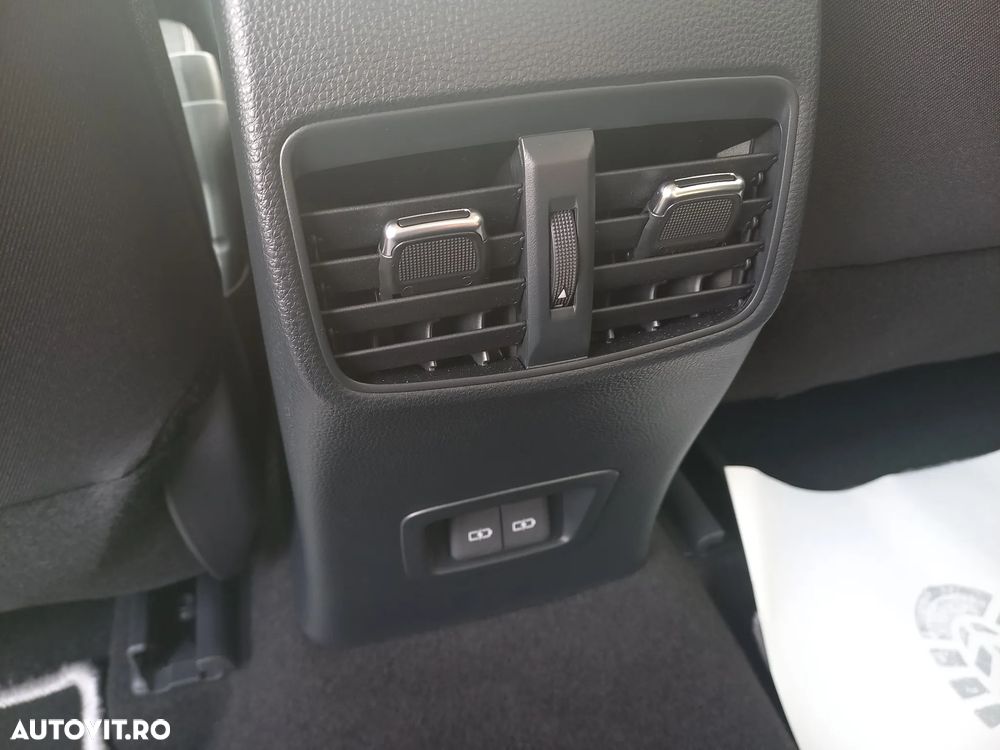 Toyota Corolla Sedan 1.8 HSD Business - 13