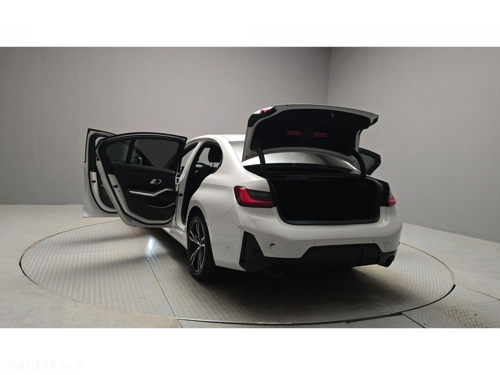 BMW Seria 3 320d xDrive M Sport - 9