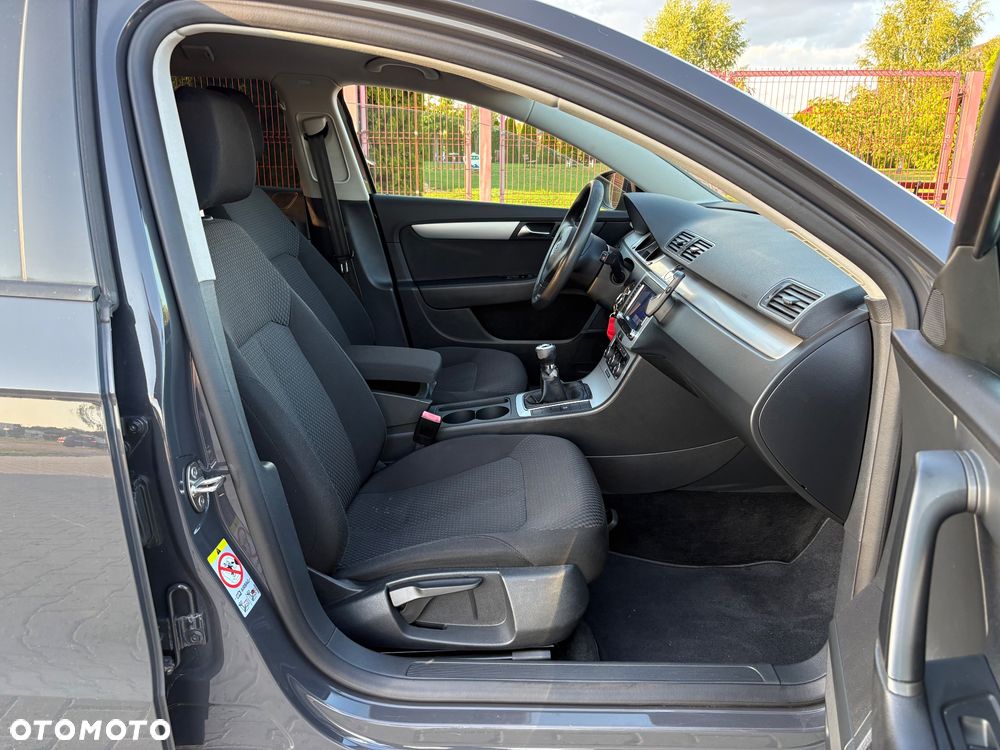 Volkswagen Passat 1.6 TDI DPF BlueMot Comfortline - 16