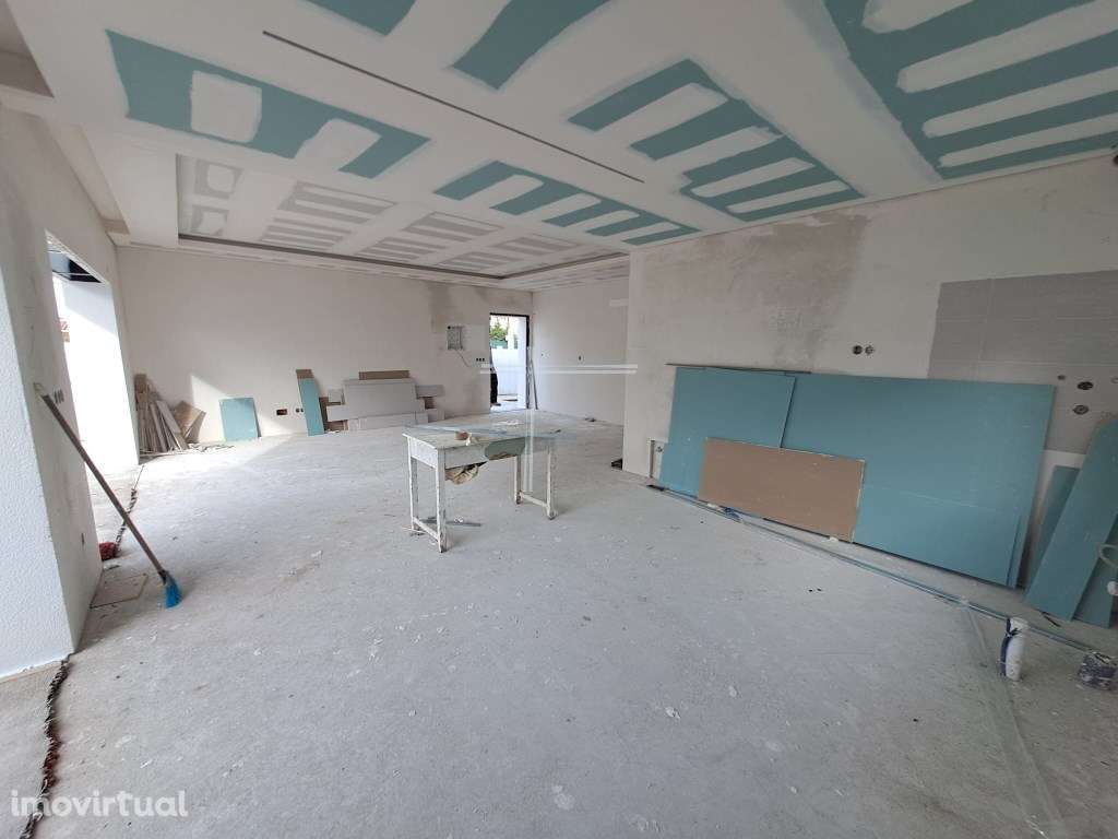 Moradia isolada T3+1, arquitetura contemporânea - Fernão Ferro - Grande imagem: 3/34