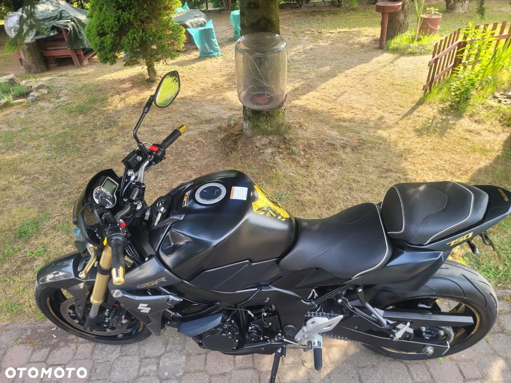 Suzuki GSR - 28