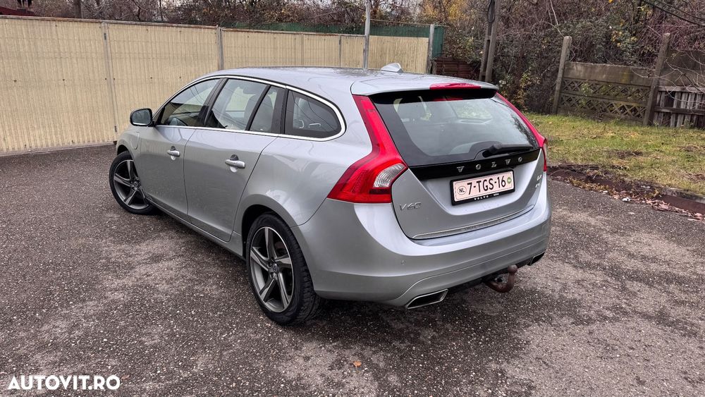 Volvo V60 D6 Plug-In-Hybrid AWD Geartronic Summum - 4