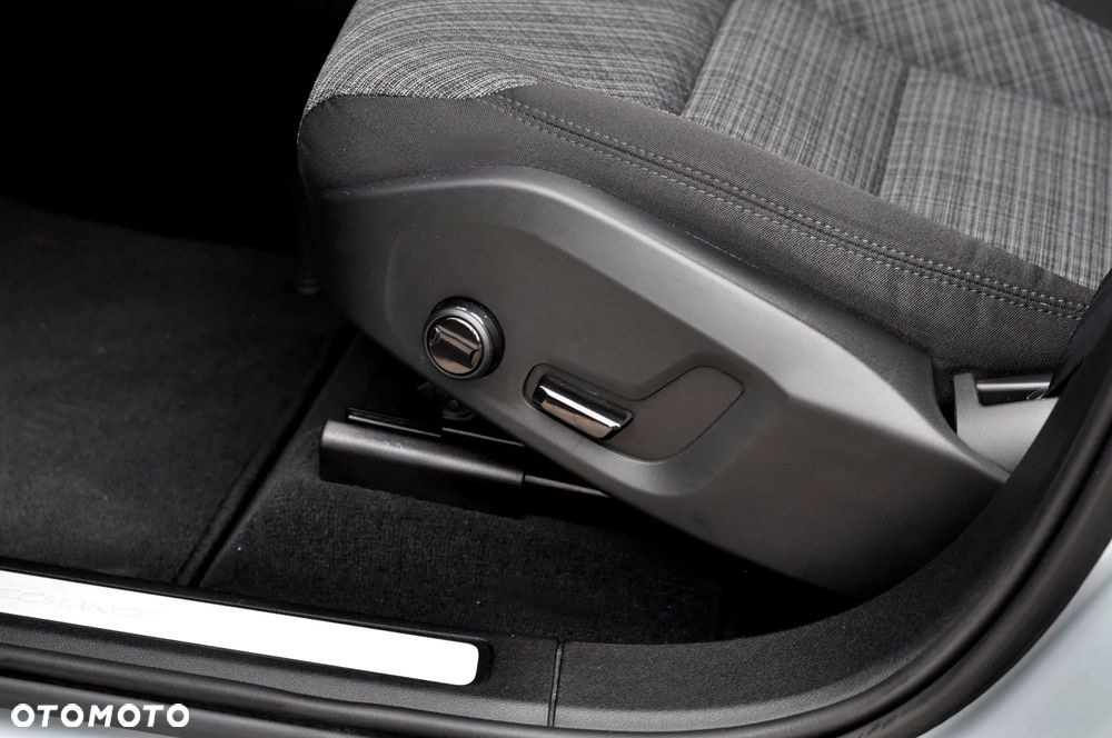 Volvo XC 60 T6 Plug-In Hybrid AWD Core - 23