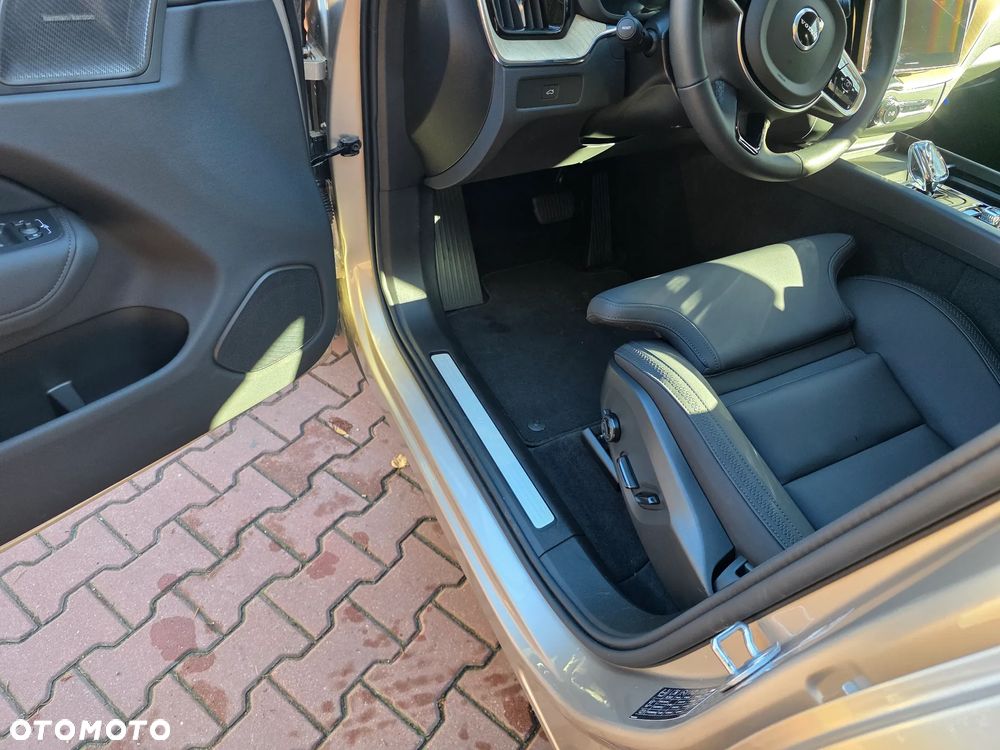 Volvo XC 60 B5 B AWD Plus Dark - 21