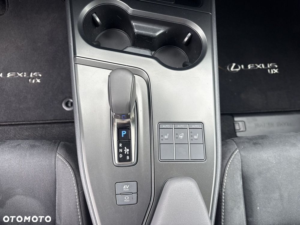 Lexus UX 300h Business - 25