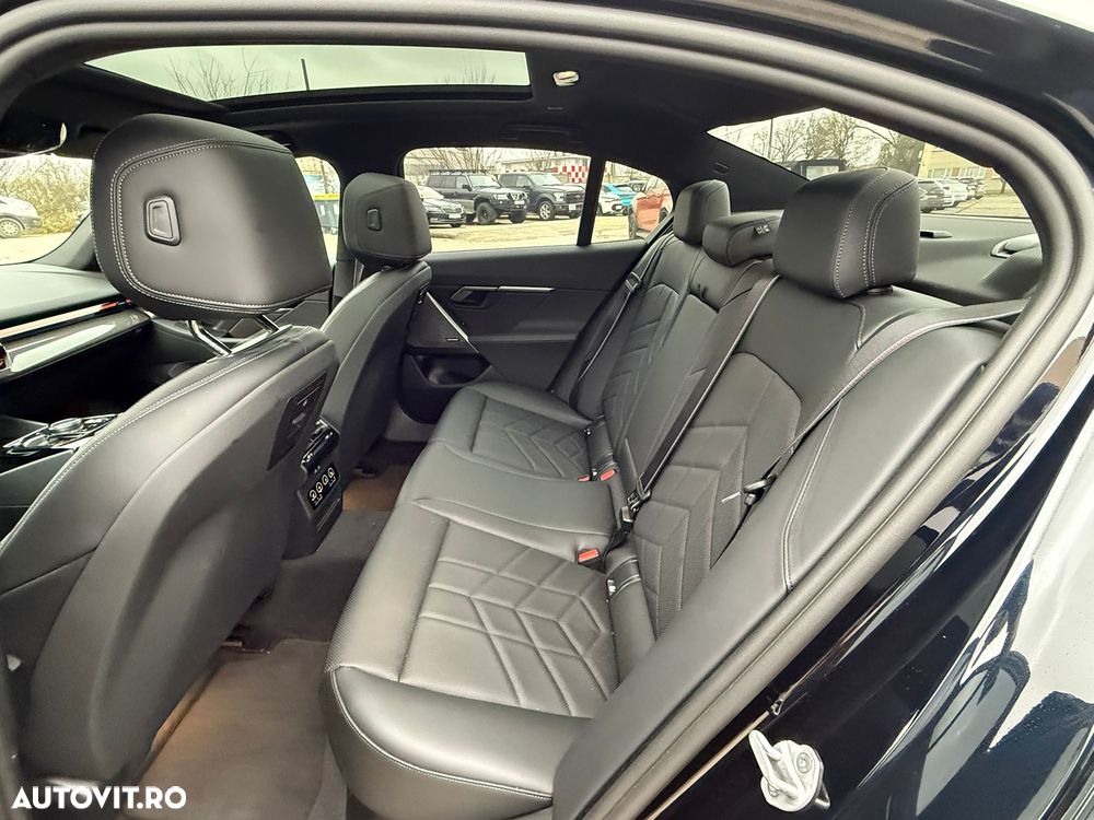 BMW Seria 5 520i AT MHEV - 13