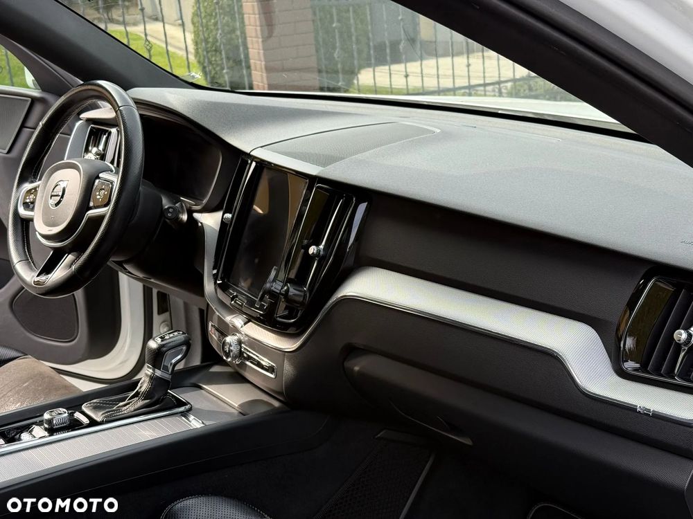 Volvo XC 60 D4 AWD R-Design - 24