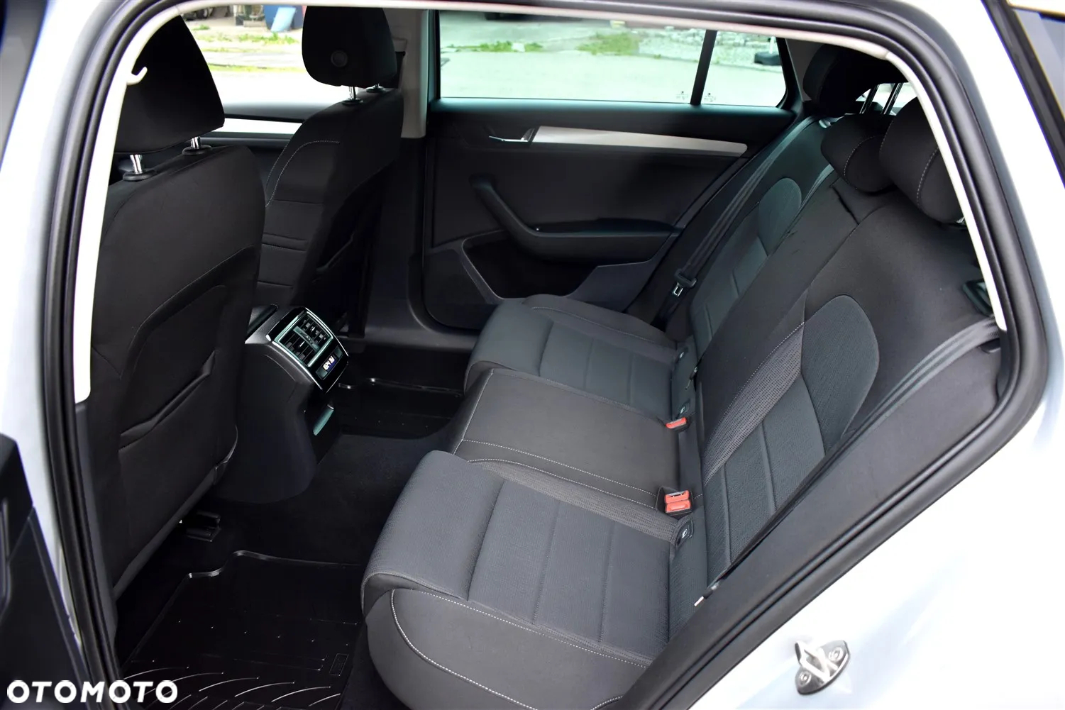 Skoda Superb Combi 2.0 TDI DSG Ambition - 16