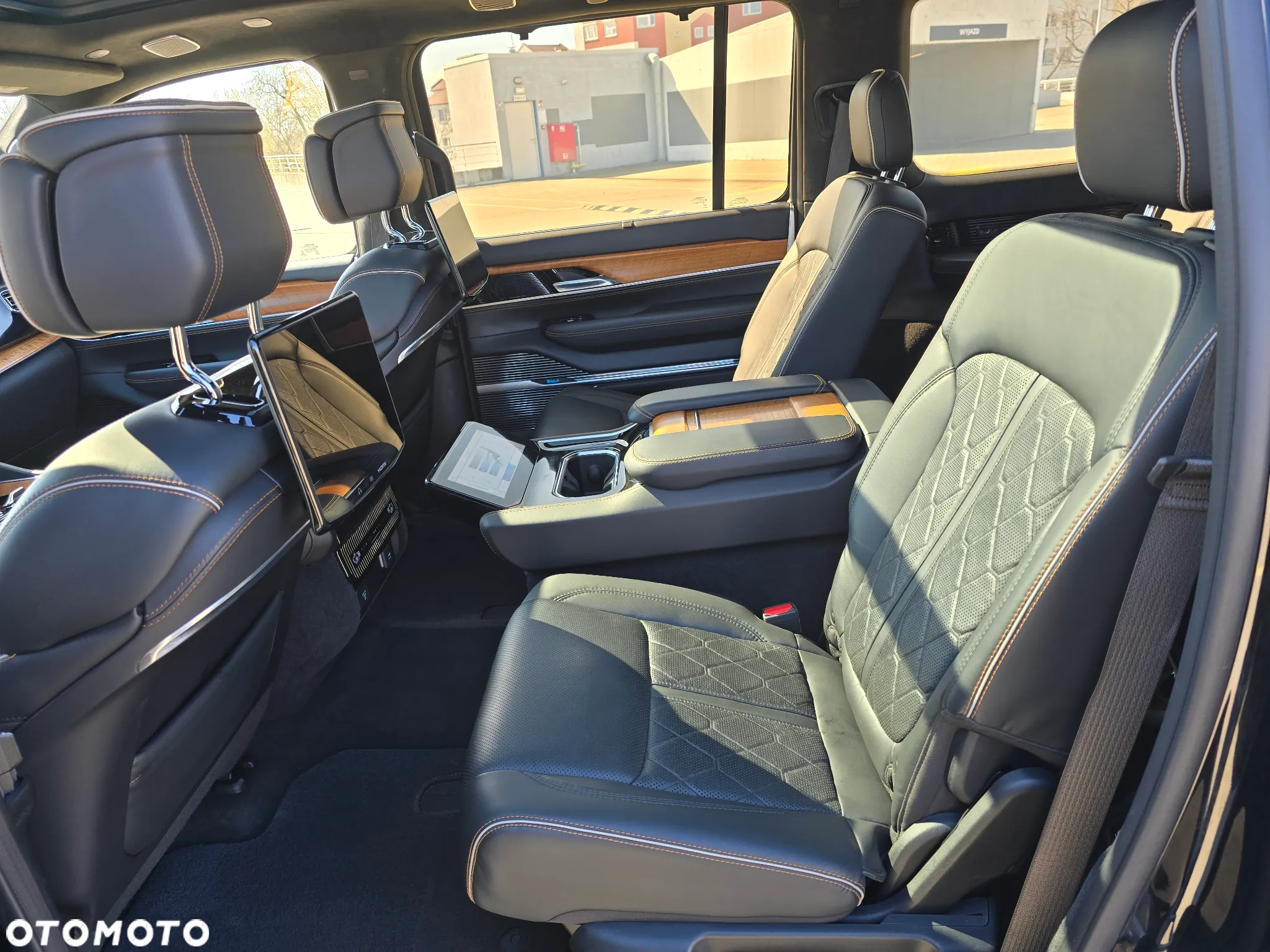 Jeep Wagoneer - 20
