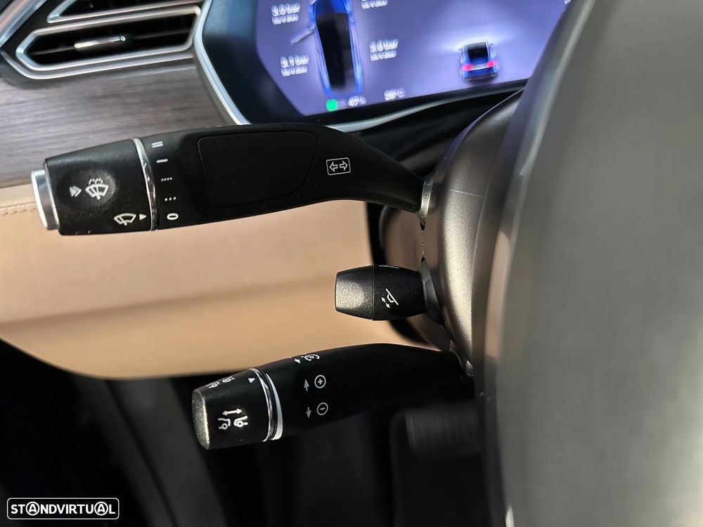 Tesla Model X 90D - 17