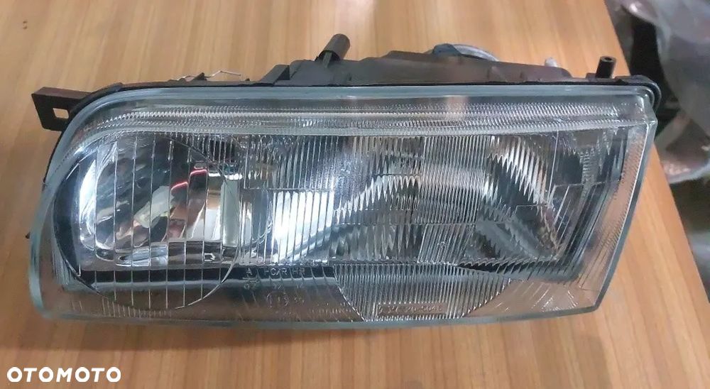 Reflektor lewy pasuje do Nissan Primera