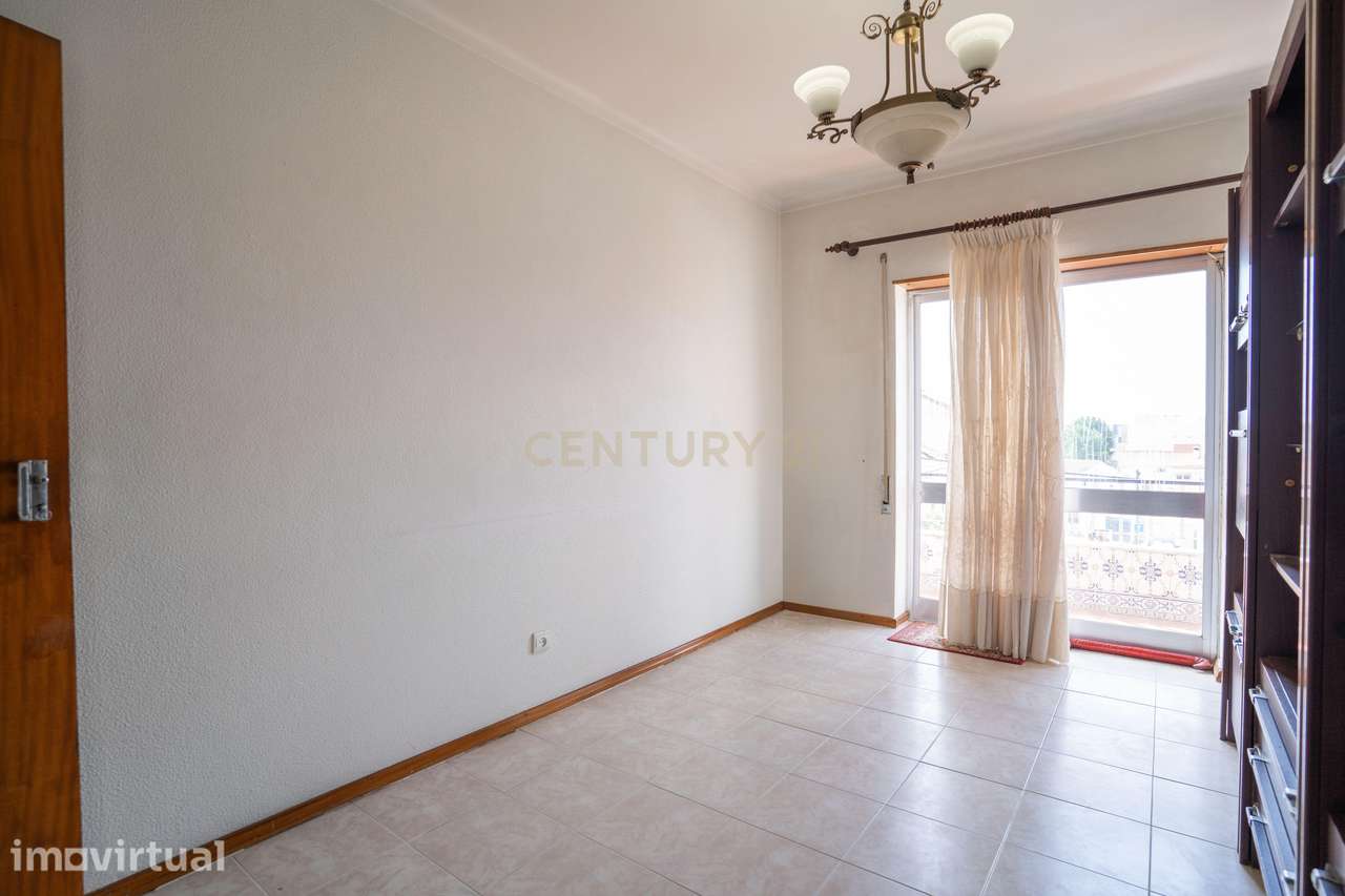 Apartamento T4 localizado no Bairro dos Arneiros, em Caldas da Rainha - Grande imagem: 2/23