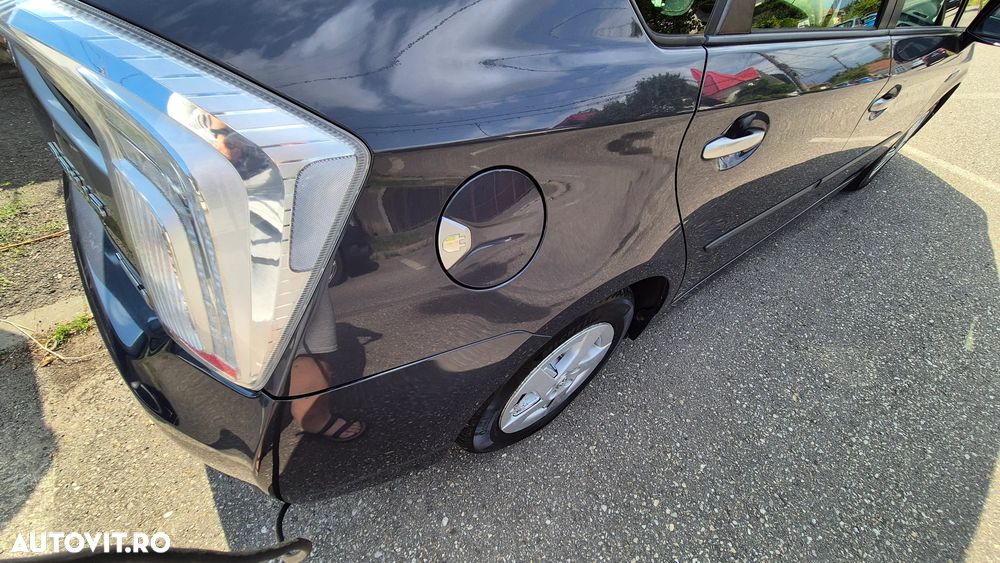 Toyota Prius - 4