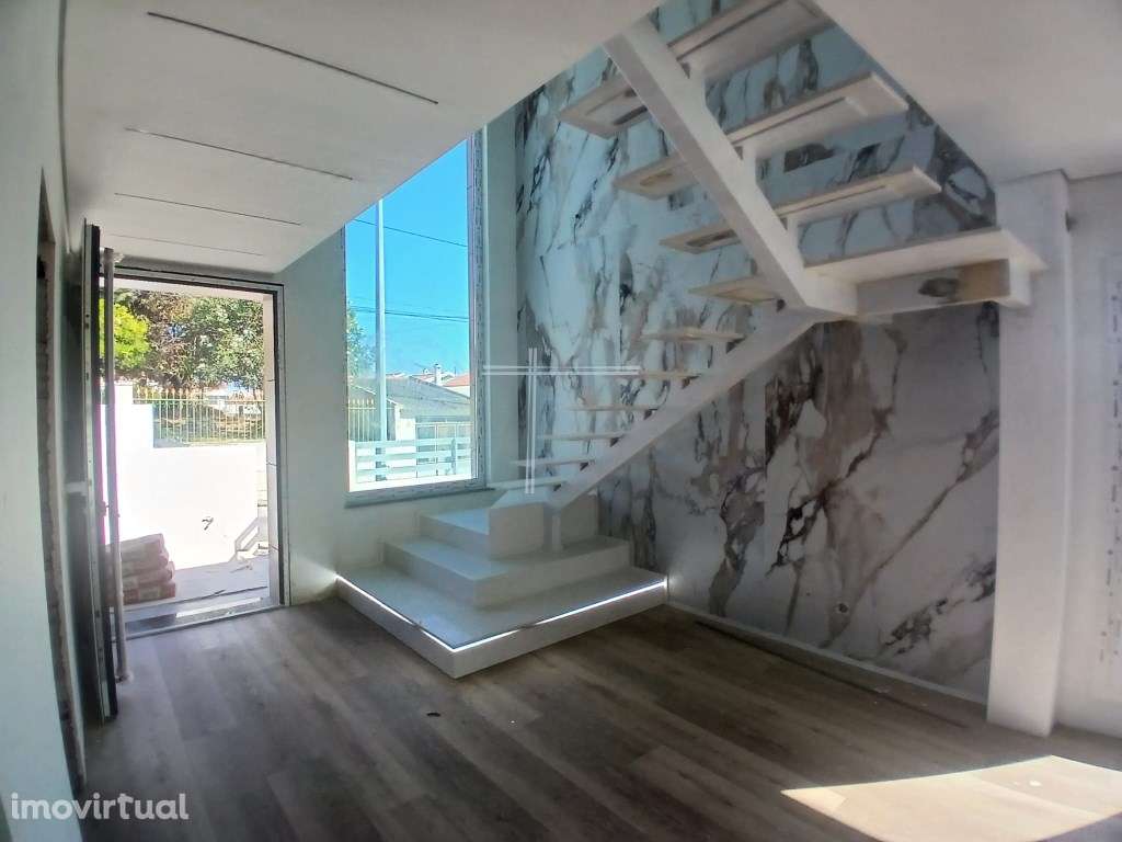 Moradia isolada T4, arquitetura contemporânea com garagem e piscina... - Grande imagem: 3/24