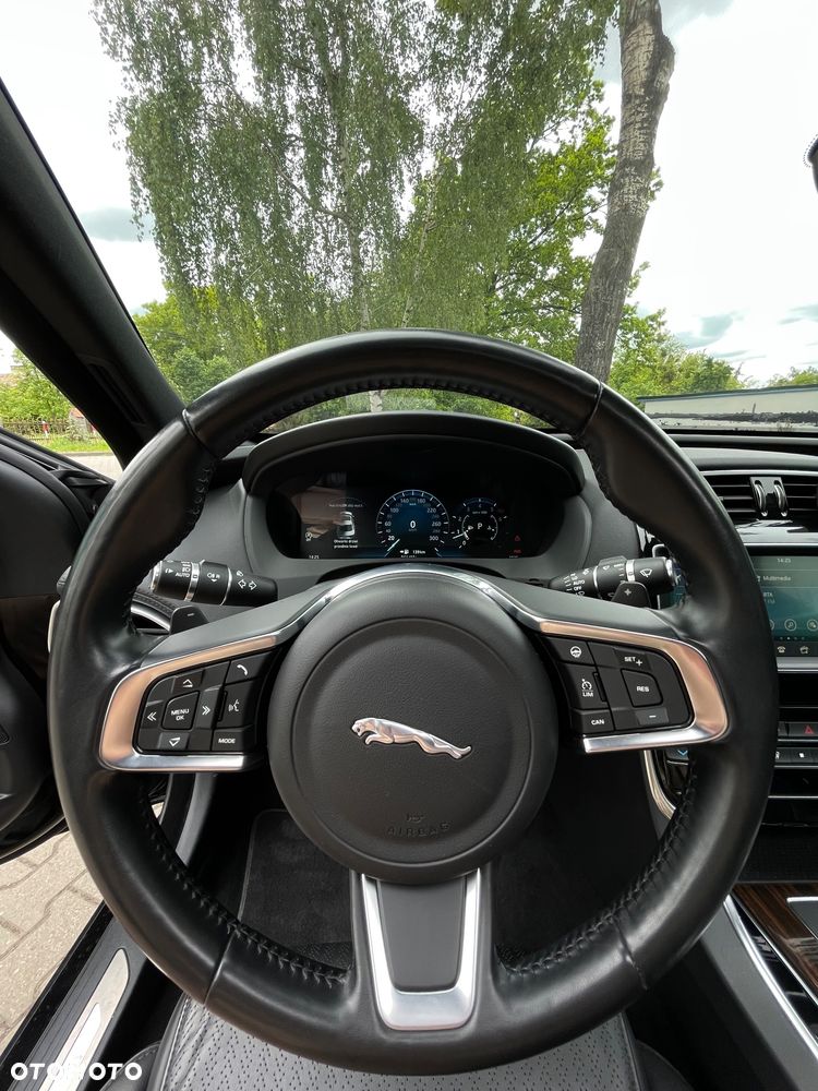 Jaguar XE 30t AWD Portfolio - 12