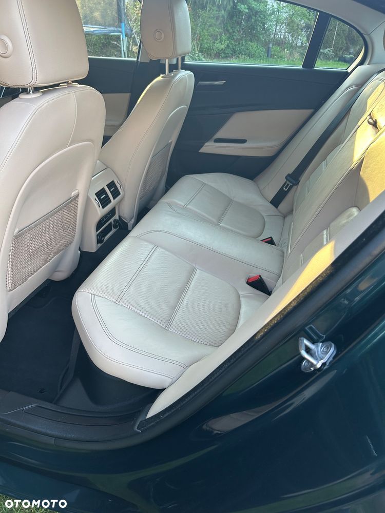 Jaguar XE 25t Prestige - 11
