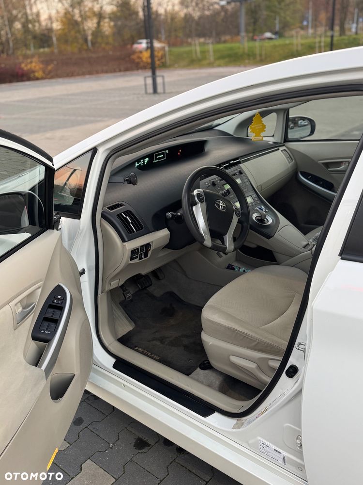 Toyota Prius (Hybrid) - 7