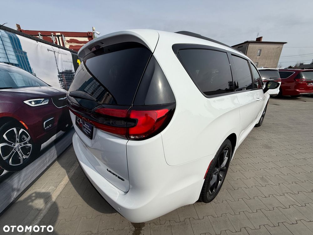 Chrysler Pacifica - 11