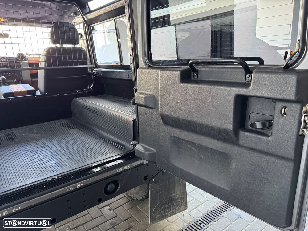 Land Rover Defender 90 Hard Top SE - 16