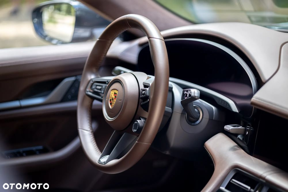 Porsche Taycan GTS - 12
