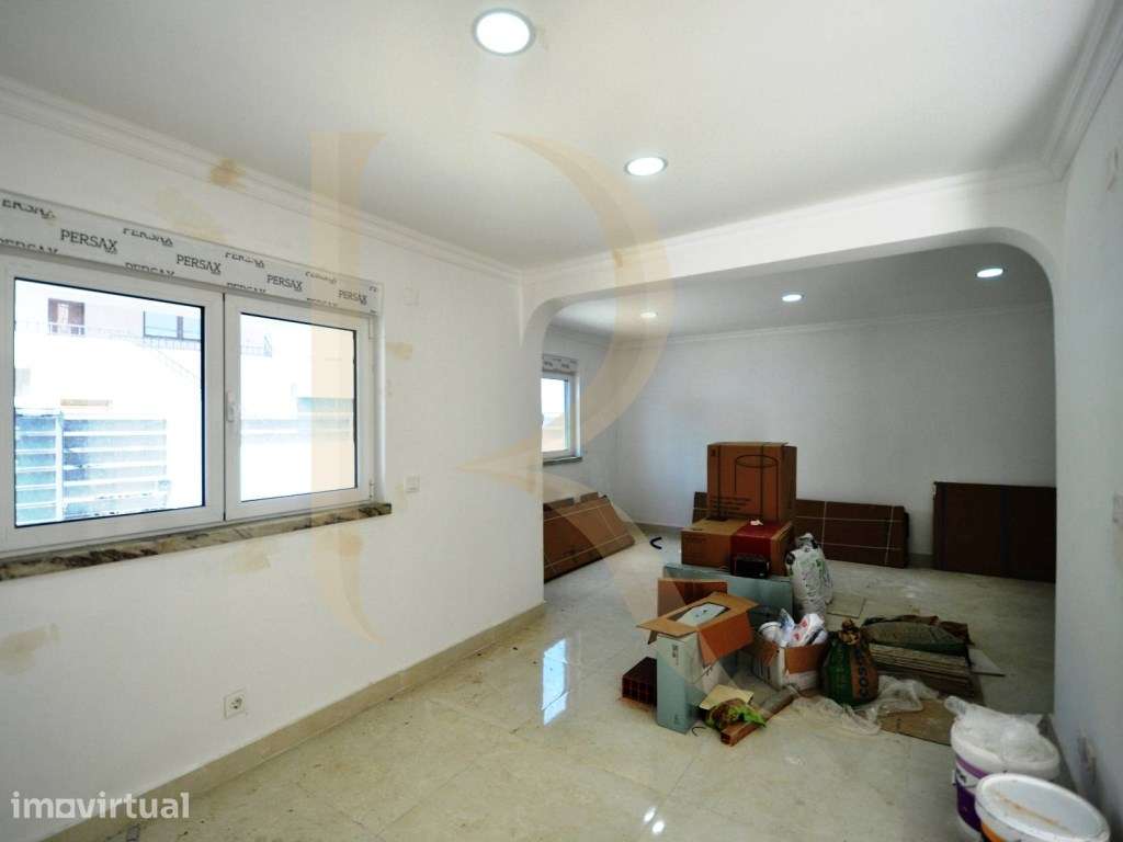 Moradia geminada remodelada T3+2 com logradouro, anexo e terraço em... - Grande imagem: 5/34