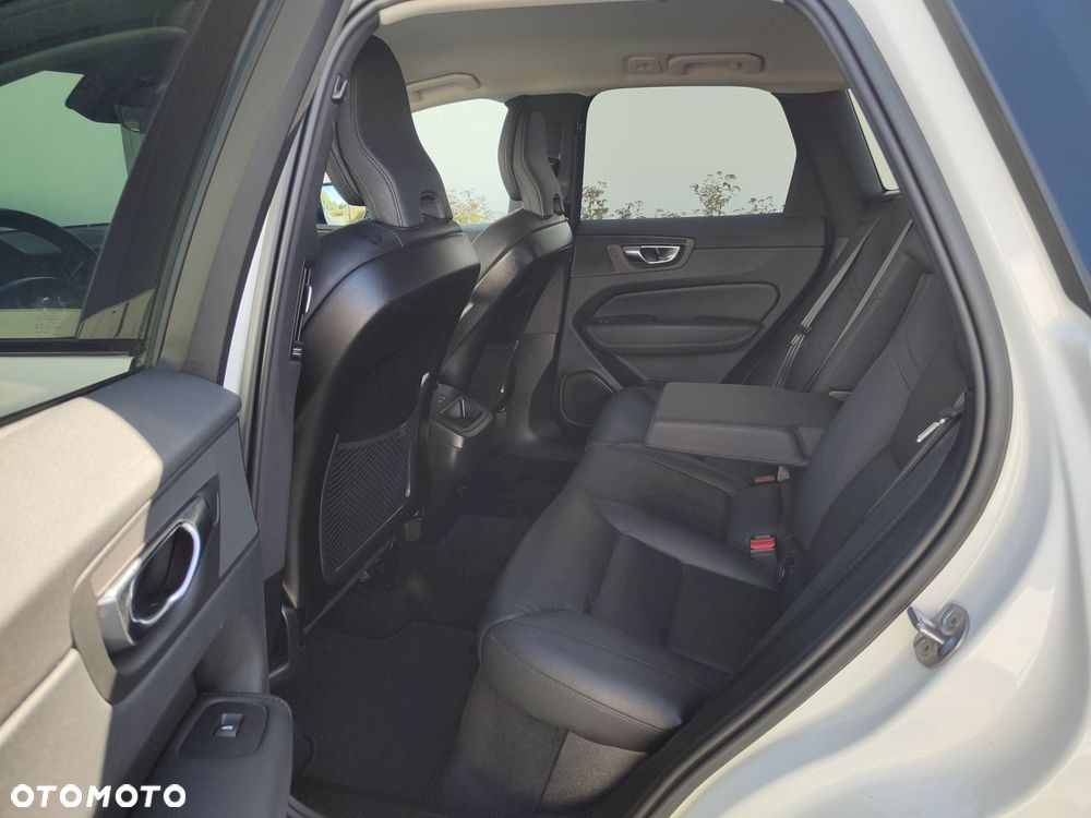 Volvo XC 60 B4 D Plus Dark - 14