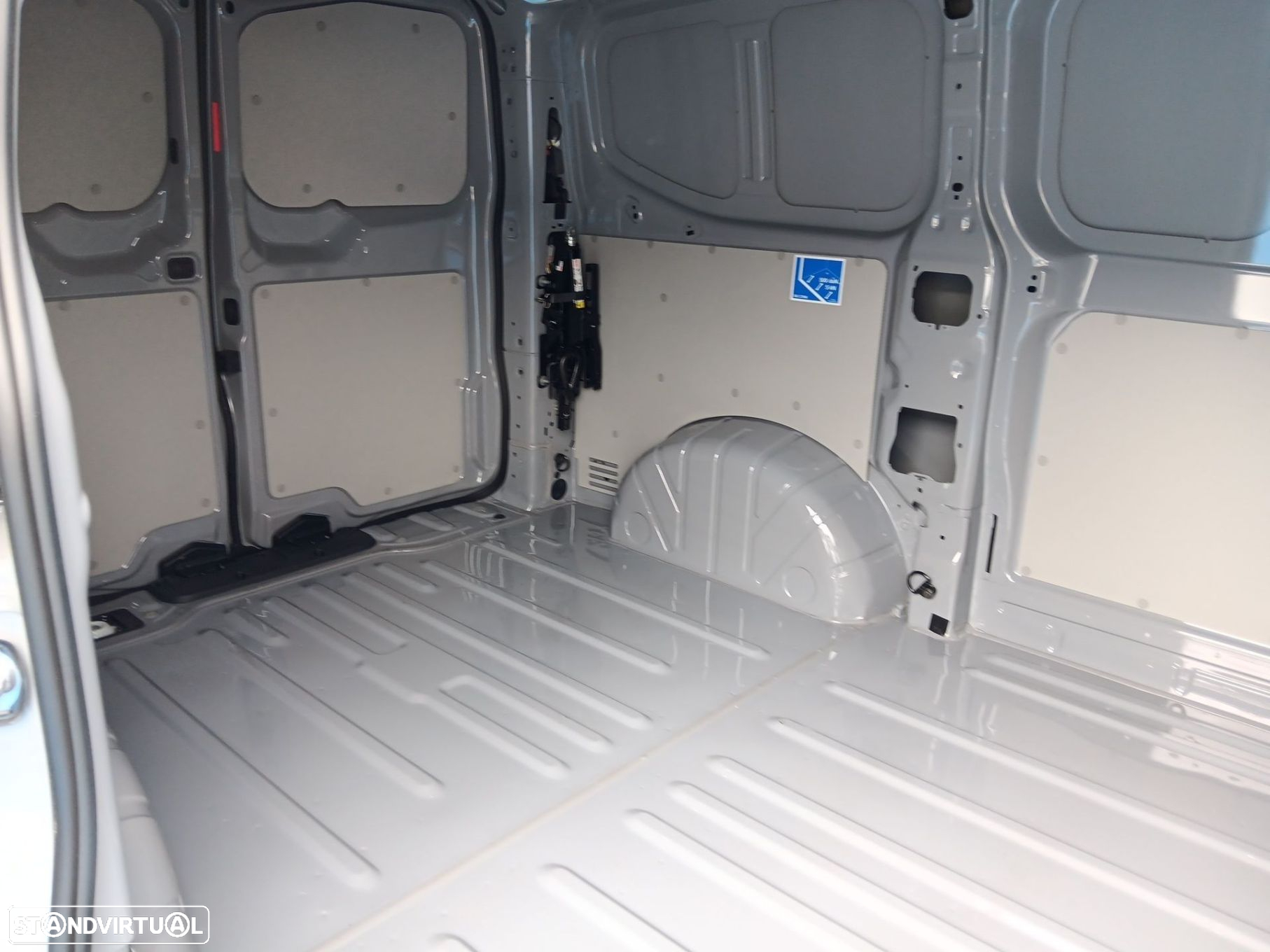 VW Transporter Cargo L1H1 2.0TDI 110 M6 - 11