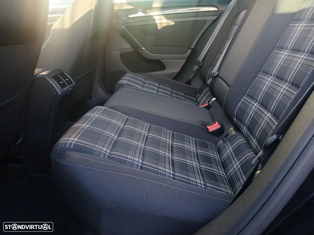 VW Golf 2.0 TDI GTD DSG - 33