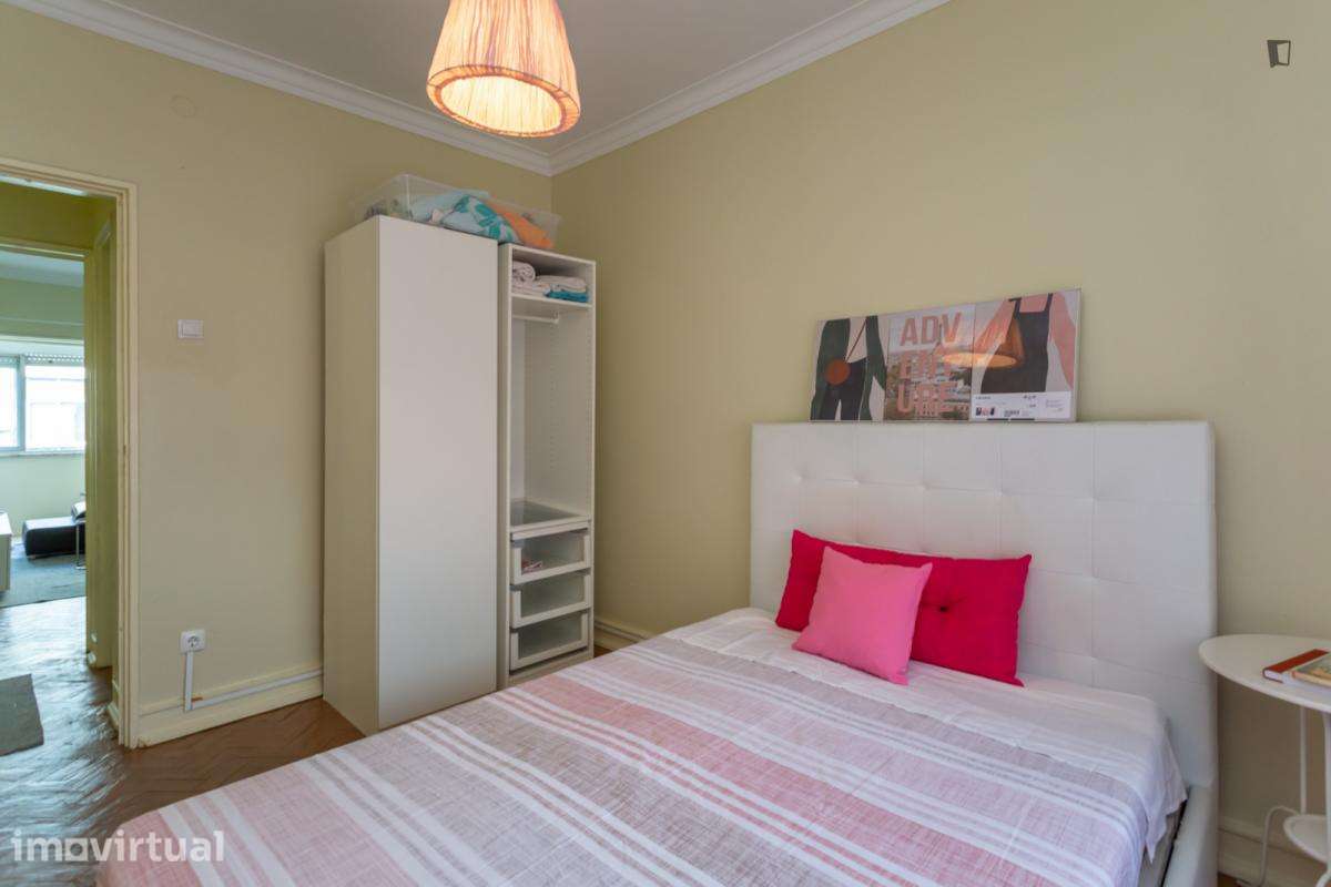 Quarto - localizado em Anjos Lisbon - Grande imagem: 2/8