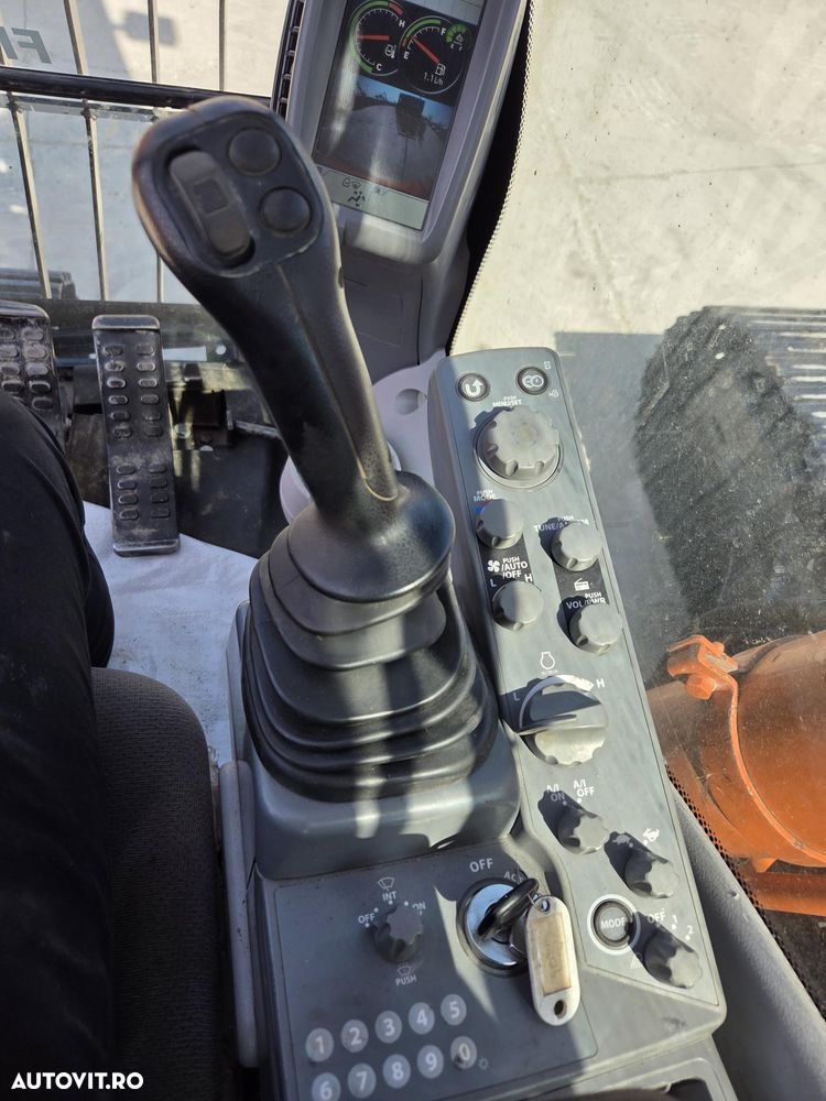 Hitachi SET BRATE LUNGI NOI 18m, cupa 0,9mc, 2019, 6.017h, gresare automata, latime 3,19m, 3 pompe hidr Hitachi, camera spate, camera laterala, consum mediu 13l/h, motor Isuzu 190CP, JAPONIA, doar 377h deplasare lant 80% ok, leasing 3 ani-PROMOTIE 131.900Eur - 8