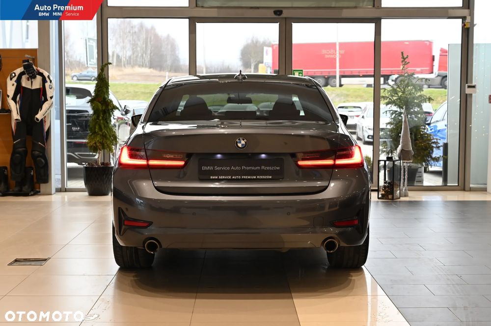 BMW Seria 3 330i xDrive - 16