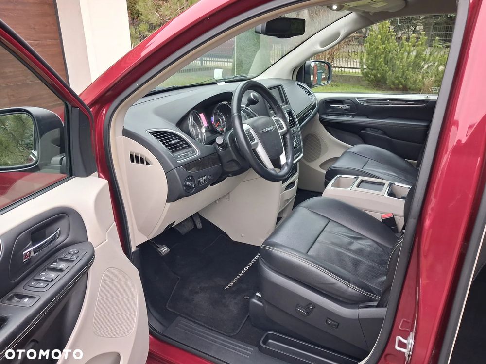 Chrysler Town & Country 3.6 Limited - 9