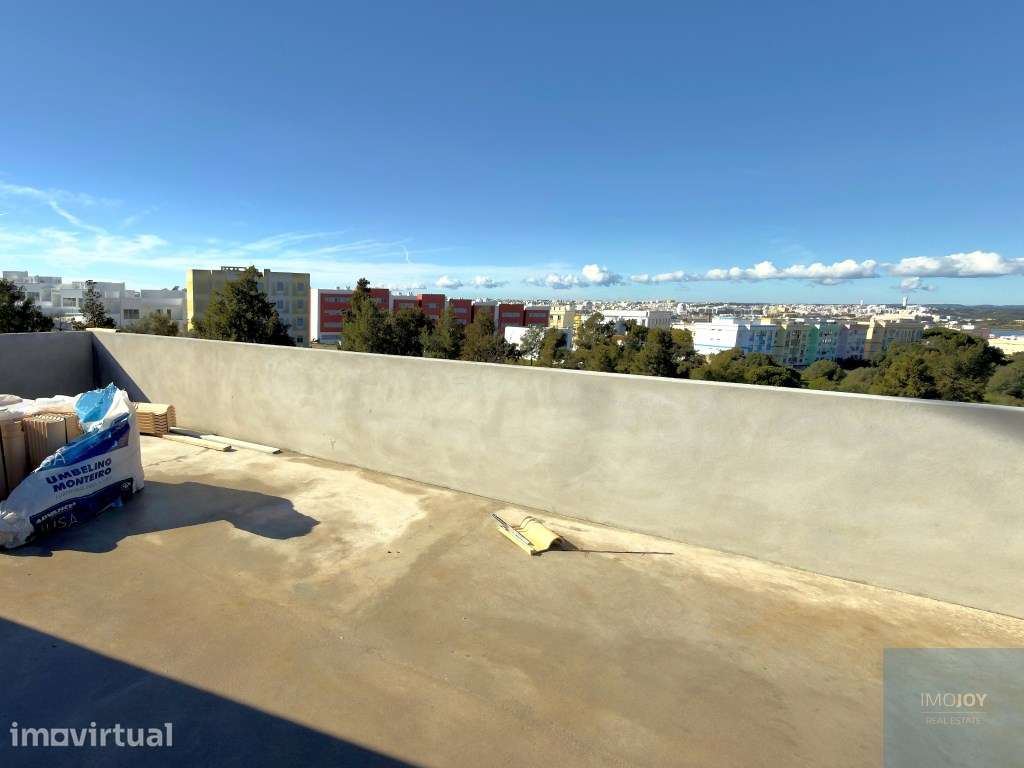 Moradia V3 + 1 Com Vista Rio no Parchal, Lagoa - Grande imagem: 2/37