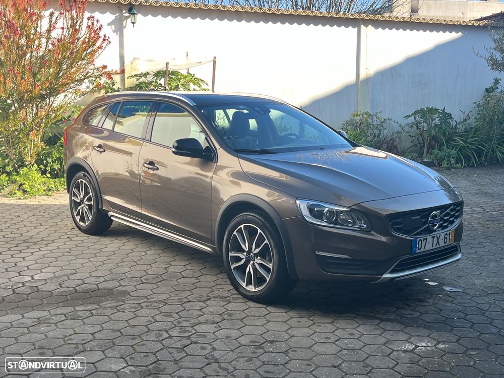 Volvo V60 Cross Country 2.0 D4 Pro - 1