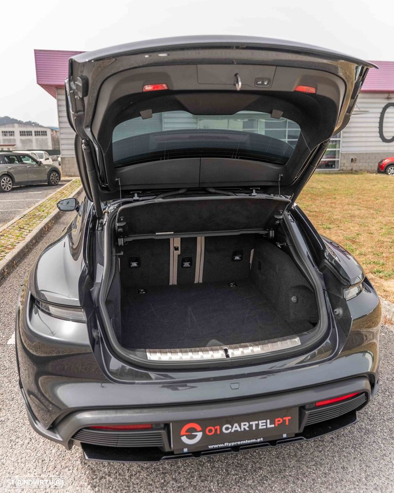 Porsche Taycan Cross Turismo 4S - 33