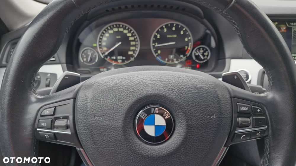 BMW Seria 5 528i xDrive Sport-Aut - 12