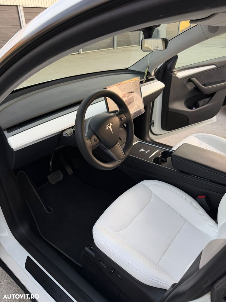 Tesla Model Y AWD Performance - 8