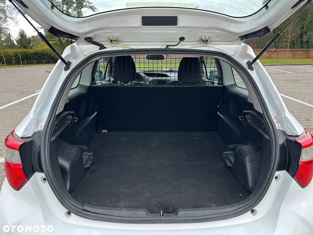 Toyota YARIS VAN - 12